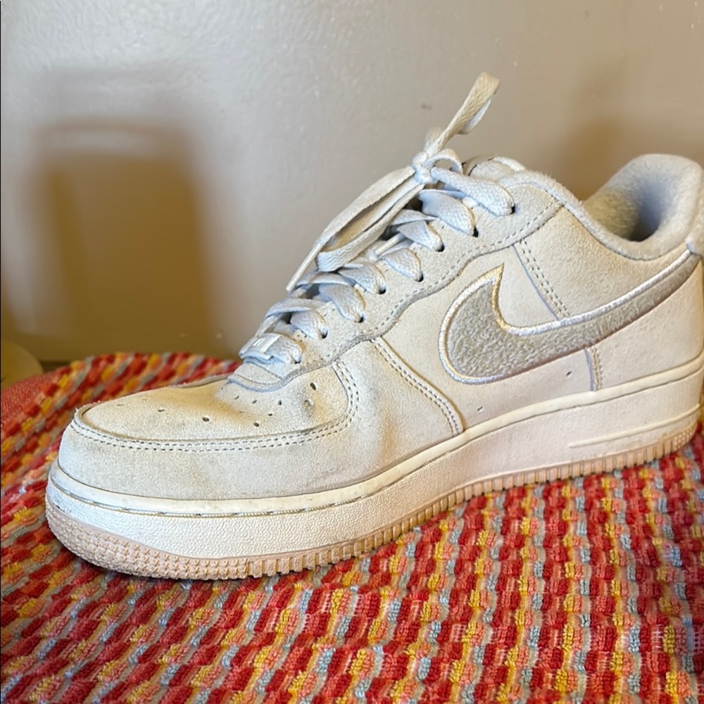 Nike Cream Sneakers Women’s size 9 casual sneakers . Super comfortable and cute